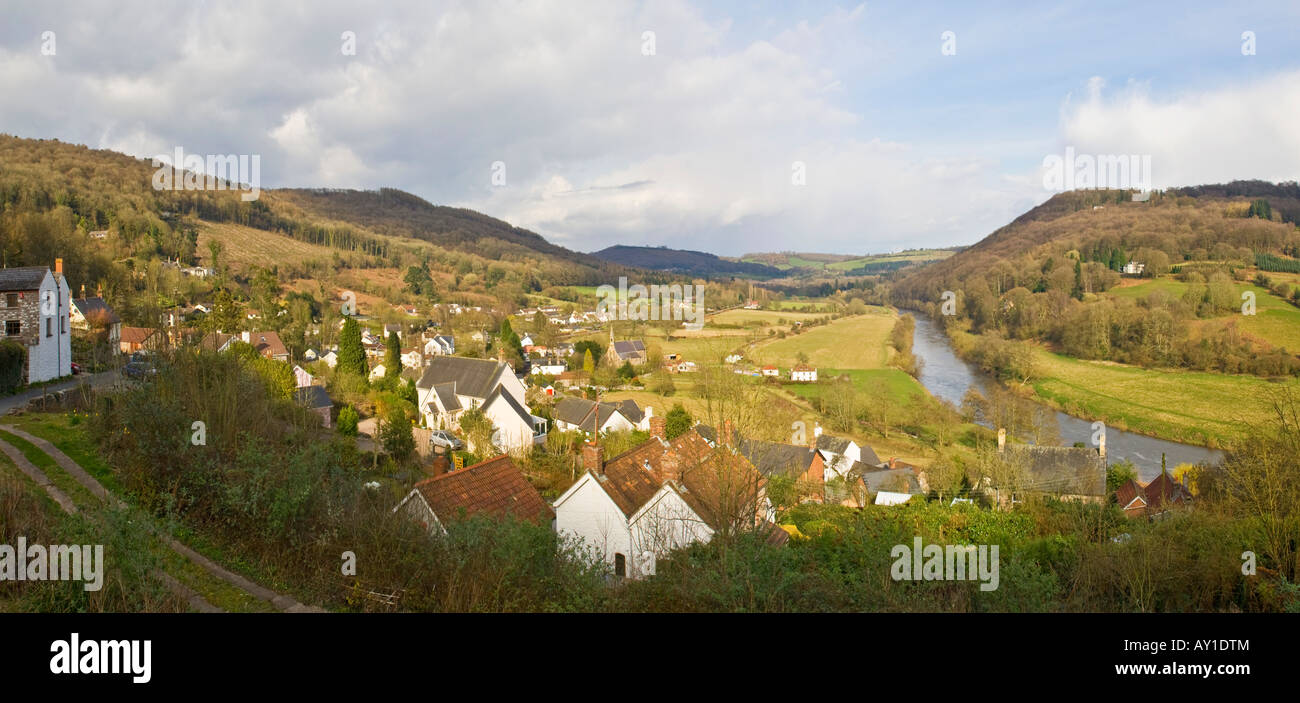 Ein 2 Bild Panorama stitch aussehende nördlich entlang die Wye River und das Tal am Rande des malerischen Dorf von Llandogo Stockfoto