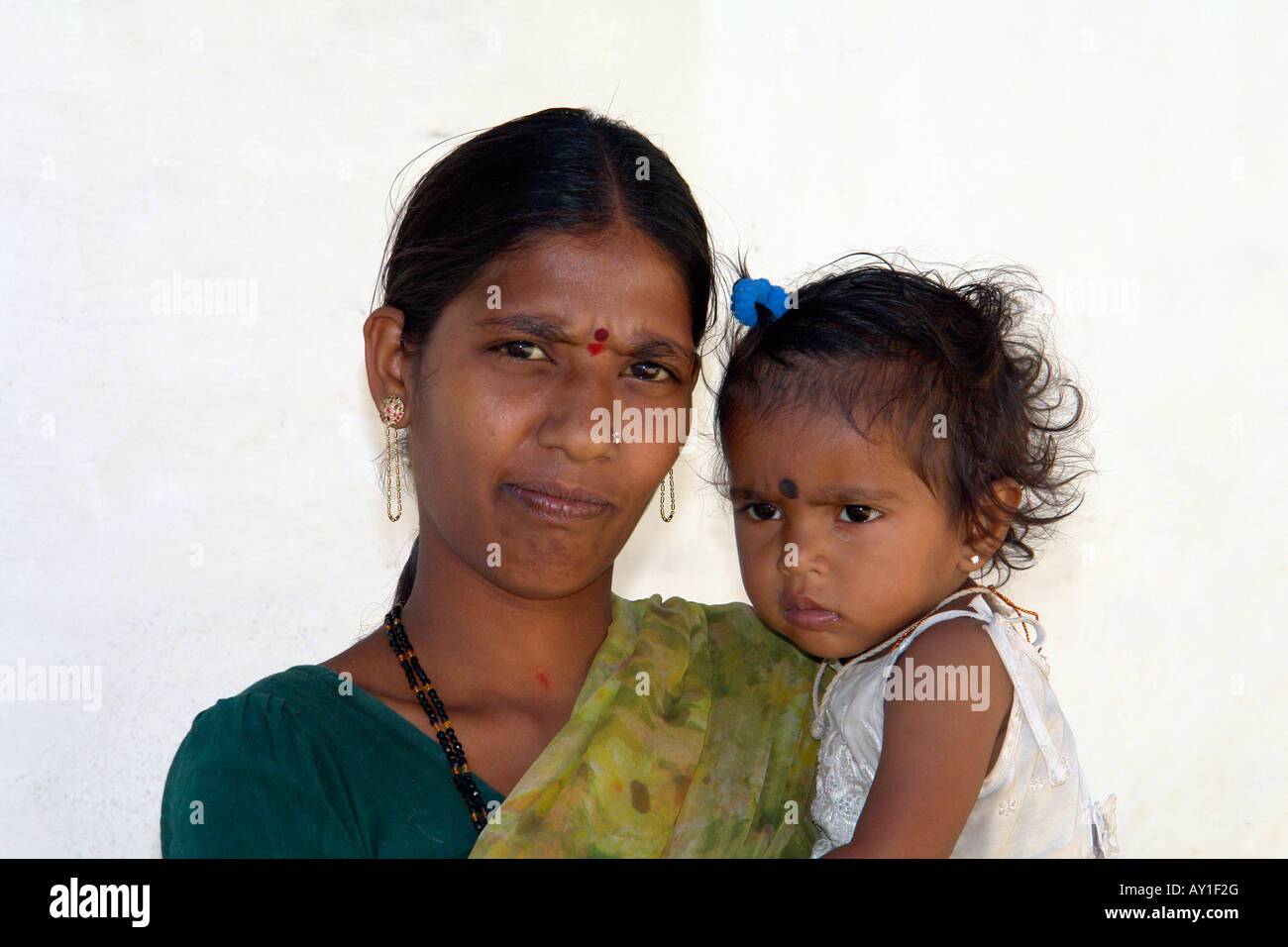 indische Mutter und Kind Porträt genommen in ländlichen Dorf Stockfoto