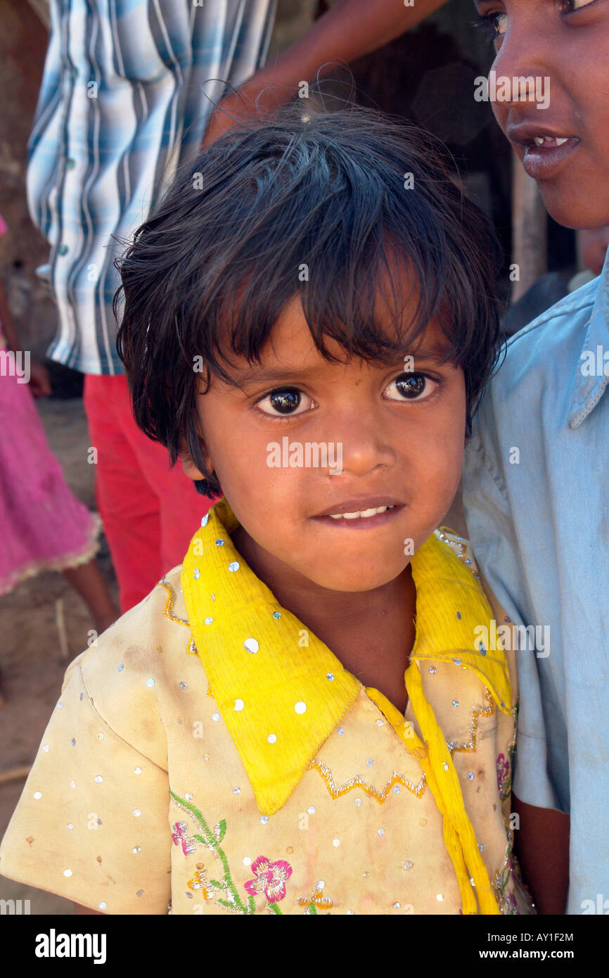 indisches Kind Portrait in ländlichen Dorf Stockfoto