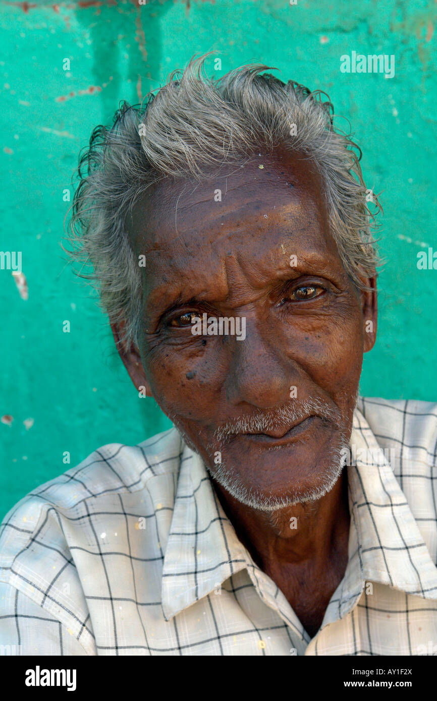 Porträt des alten indischen Mann in einem ländlichen Dorf Stockfoto