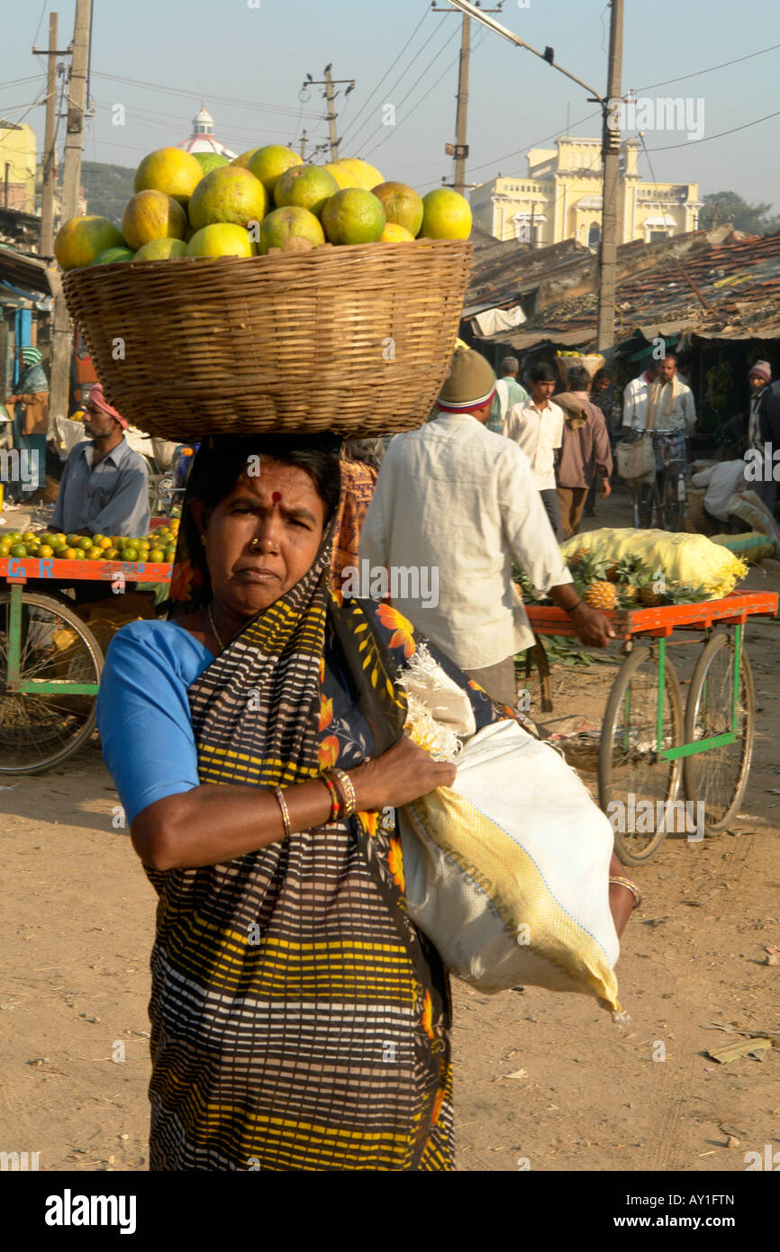 Carrying fruit basket on head Fotos und Bildmaterial in hoher
