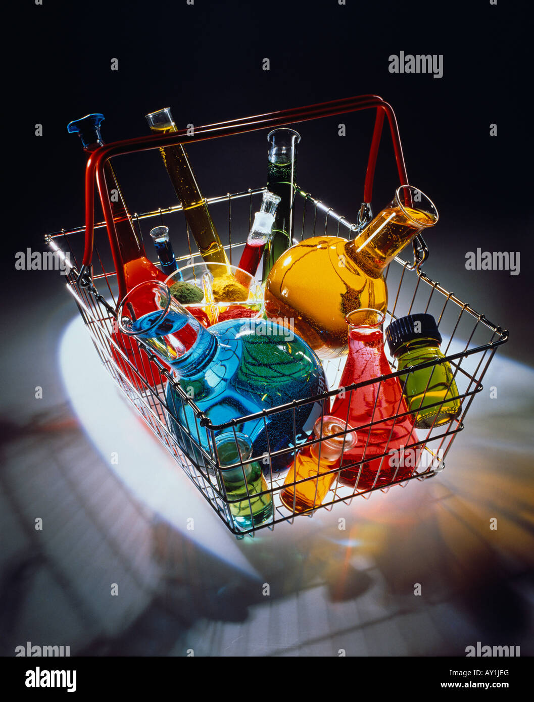Essen Chemikalien/Zusatzstoffe/Farbstoffe illustriert über Wissenschaft Flaschen im Supermarkt Korb Stockfoto