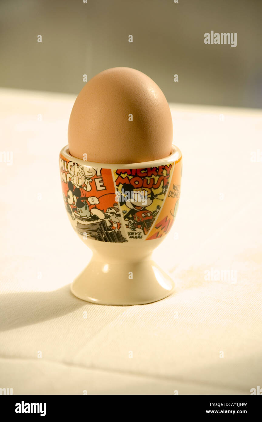 Freilandhaltung Ei in einem Eierbecher Walt Disney Mickey Mouse in der Morgensonne Stockfoto