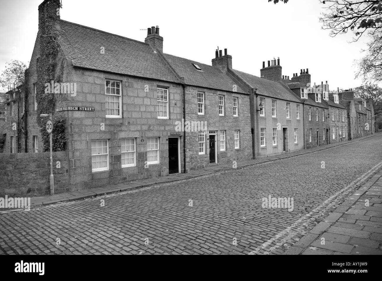 Steinhäuser aus terrassenförmig angelegtem Granit in der Altstadt von Aberdeen   gepflasterte Straßen gehören zur Stadt Aberdeen in Schottland, Aberdeenshire, Großbritannien Stockfoto