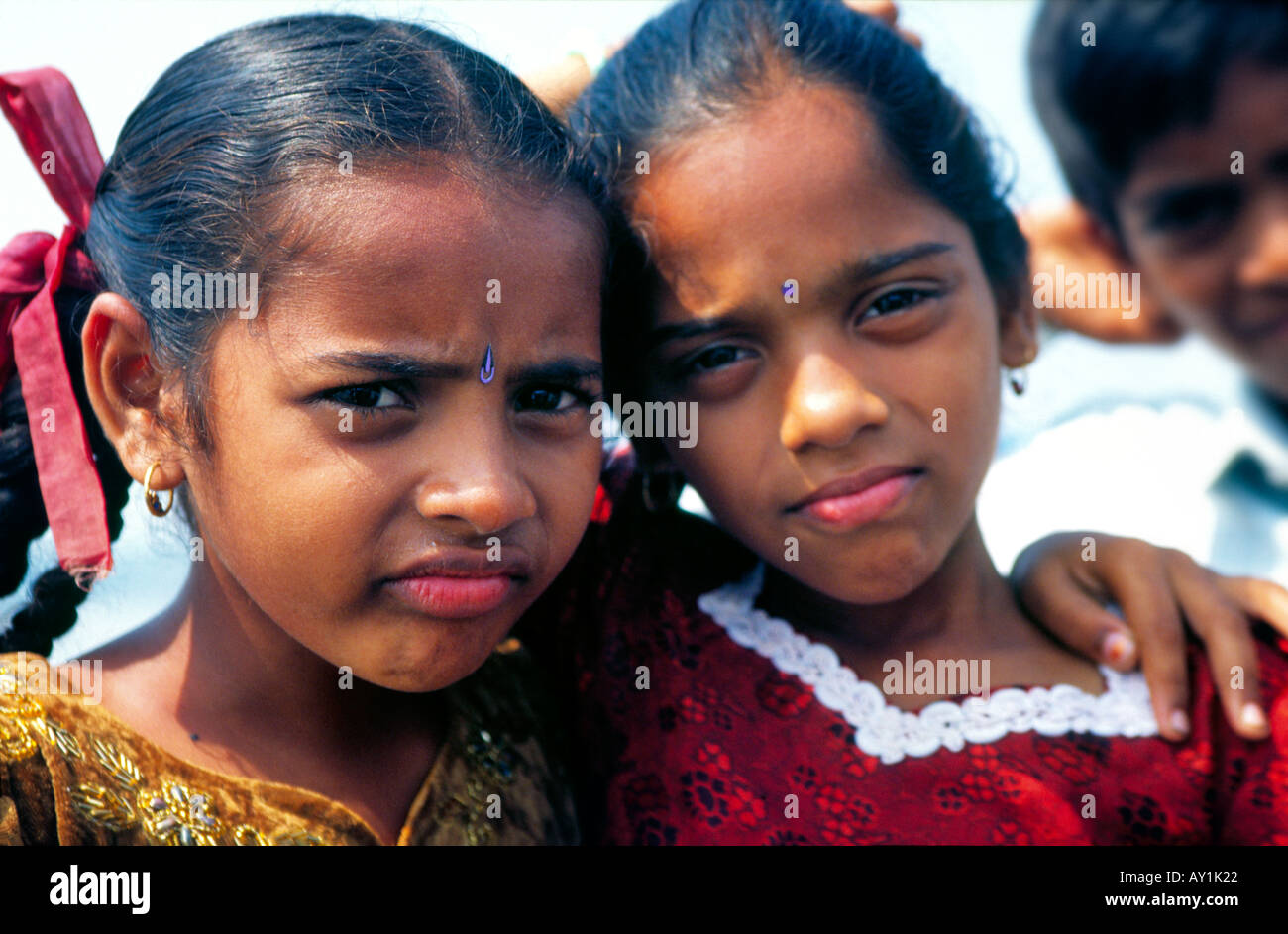 Zwei kleine indische Mädchen mit liebenswert Pouts von Mumbais Kohli Indianergemeinde Vasai, Maharashtra, Indien Stockfoto
