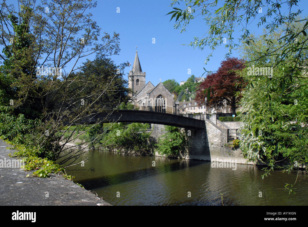 Blick auf den Fluss nach Holy Trinity Kirche Bradford auf Avon Wiltshire. Stockfoto