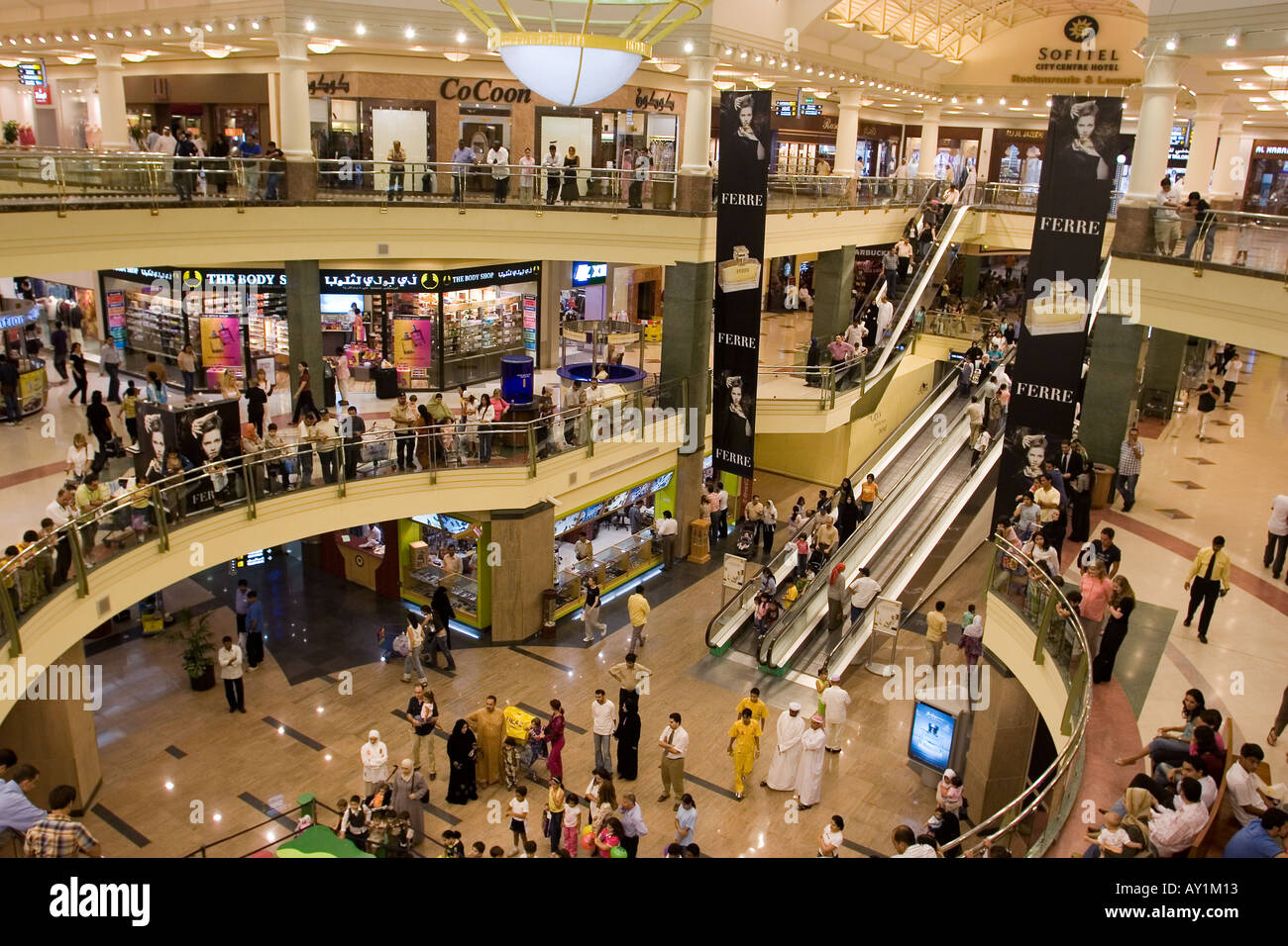 Menschen im Deira City Center Einkaufszentrum Dubai Vereinigte Arabische Emirate Stockfoto