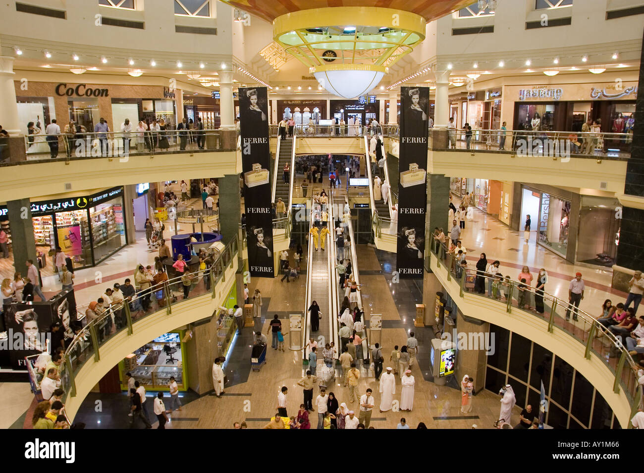Menschen im Deira City Center Einkaufszentrum Dubai Vereinigte Arabische Emirate Stockfoto