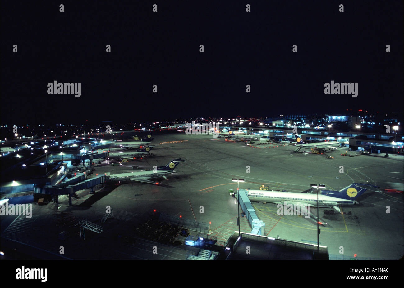 Flughafen in der Nacht Stockfoto