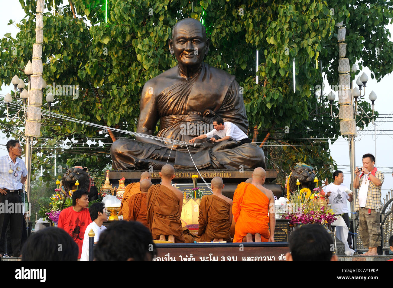 Luan Phor Pern deren immense Bronzestatue auf dem offenen Gelände im Wat Ban Phra Nakhon Chaisi Thailand sitzt Stockfoto