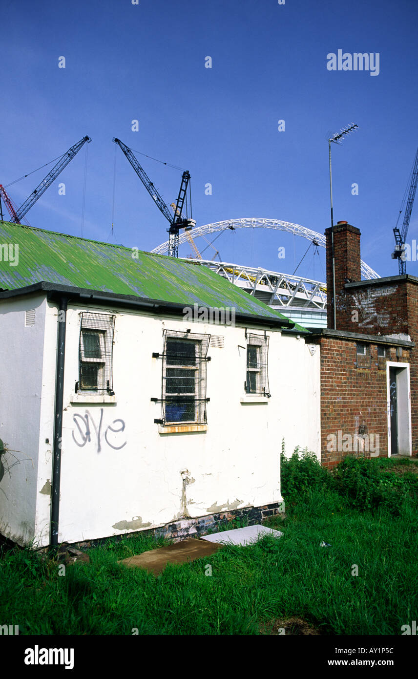 Gebäude in der Gemeinde am Rande des neuen Wembley-Stadion in London Stadt England UK heruntergekommen Stockfoto