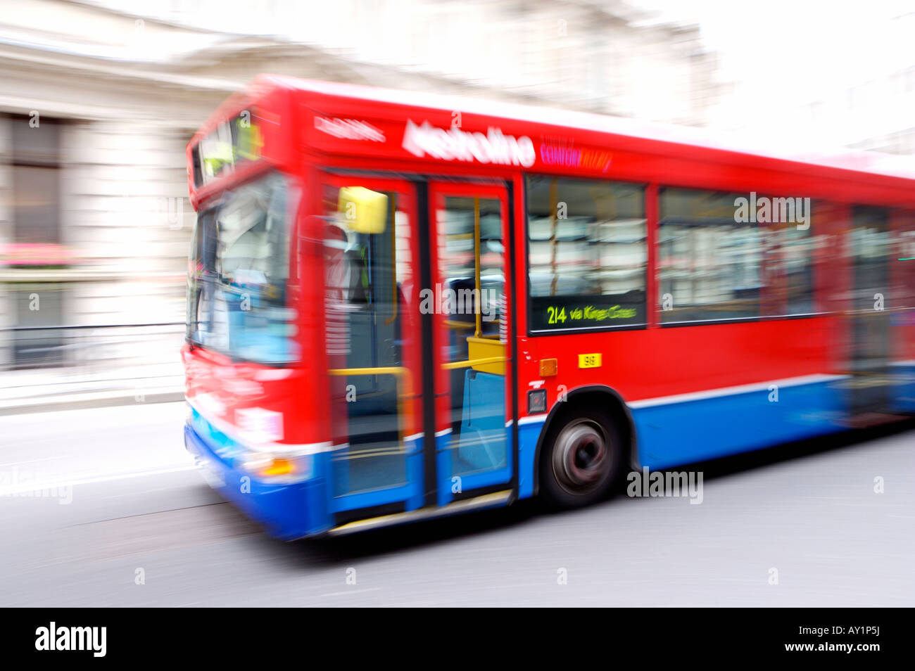 London Bus vorbei mit Bewegungsunschärfe Stockfoto