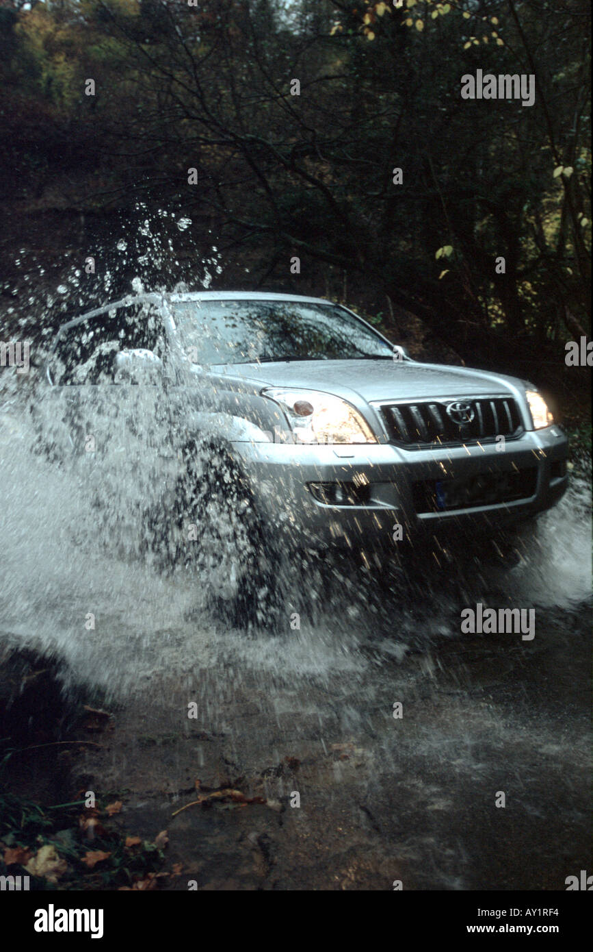 Geländewagen fahren durch Wasser Stockfoto