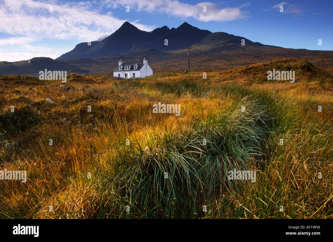 Eine Kurve der Gräser zu Alltdearg House mit der Cuillin Hills im Hintergrund am Sligachan auf der Isle Of Skye Schottland führt Stockfoto