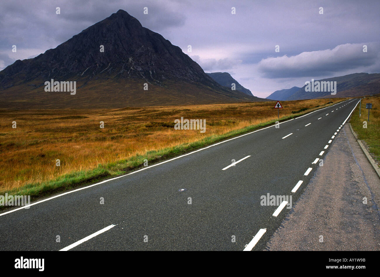 Eine leere Straße führt vorbei an Buchaille Etive Berg in Glen Coe in den schottischen Highlands-UK Stockfoto
