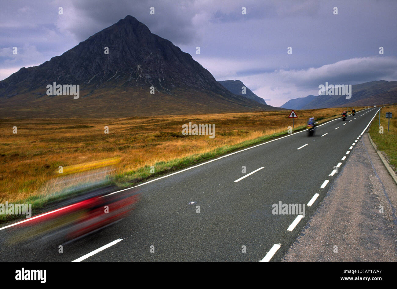 Motorräder touring vorbei Buchaille Etive Berg in Glen Coe in den schottischen Highlands-UK Stockfoto