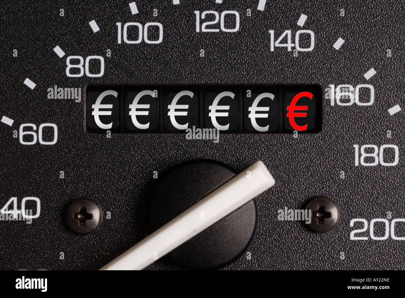 Auto Tacho zeigt Euro Symbole statt Zahlen Stockfoto