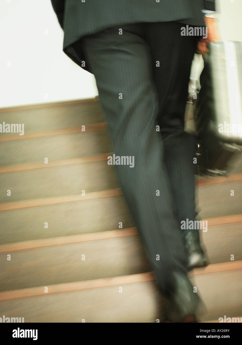 Niedrige Schnittansicht eines Geschäftsmannes weiter Schritte und tragen eine Aktentasche Stockfoto