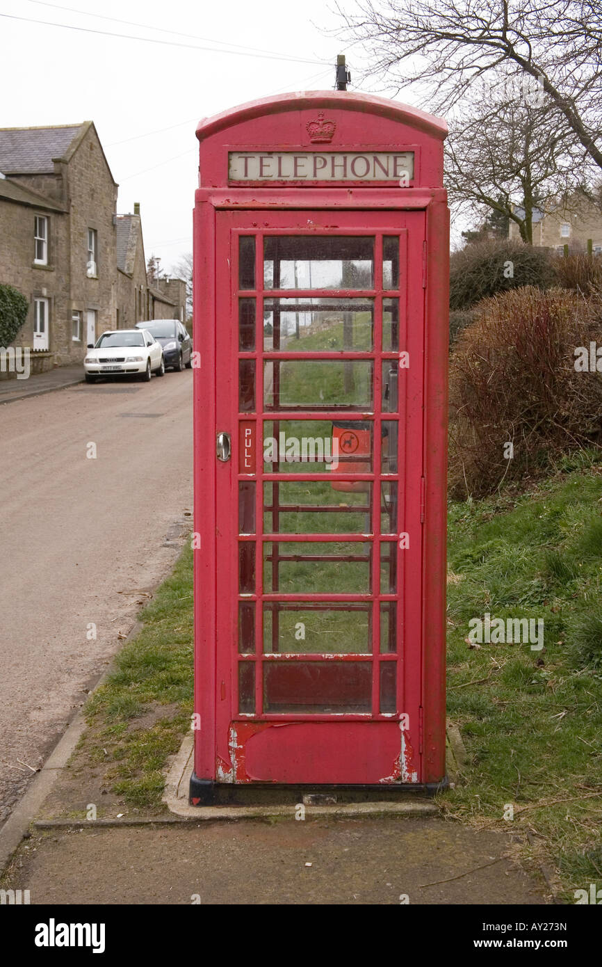 Traditionelle britische rote Telefonzelle, Glanton, Northumberland, England. Stockfoto