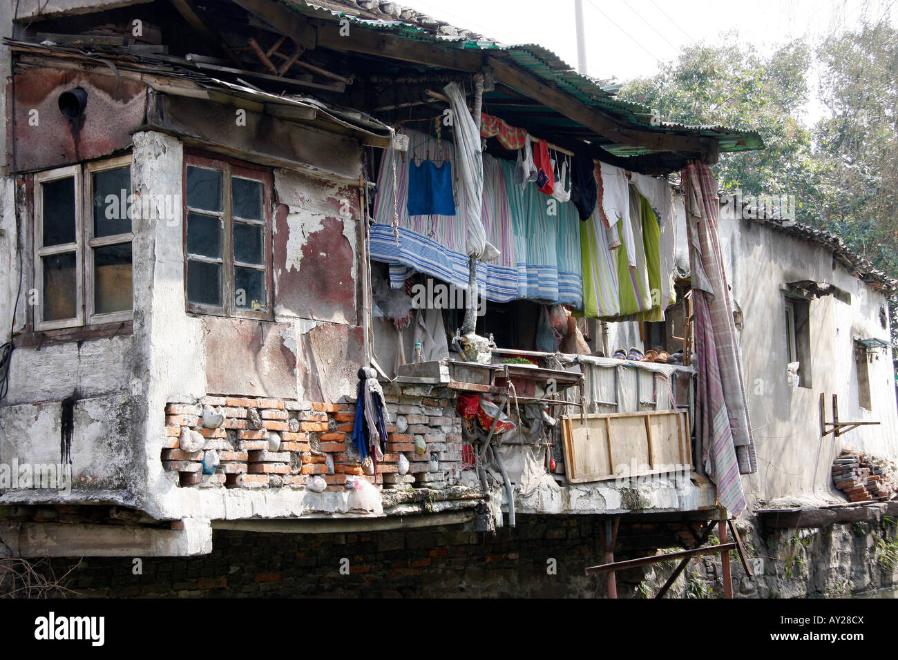 Seite Grachtenhaus mit Kleidung trocknen draußen in Suzhou, China Stockfoto
