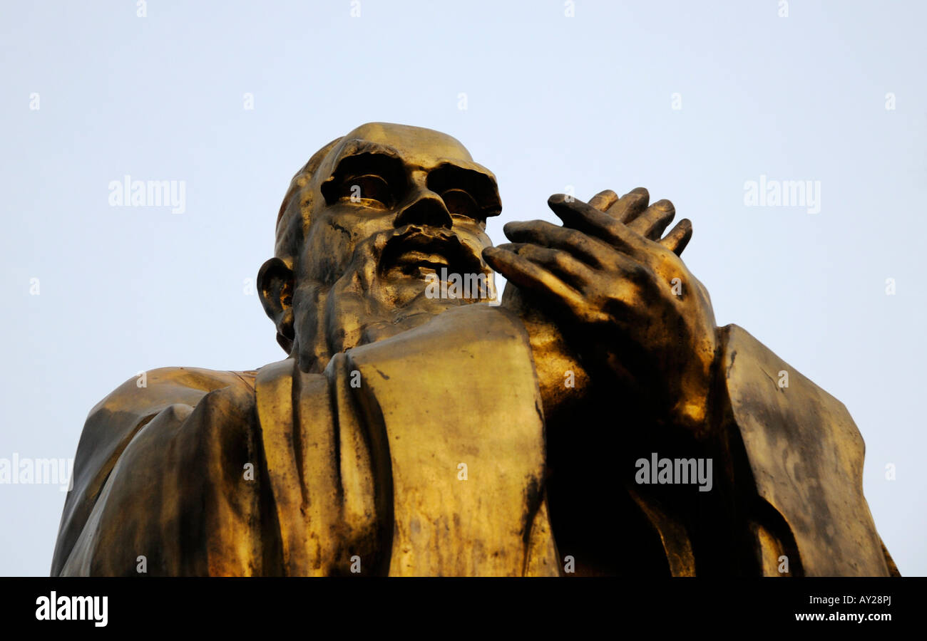 Bronze-Statue von Konfuzius gestiftet von Tang Enjia des Konfuzius College in Hong Kong im Jahr 1996. Stockfoto