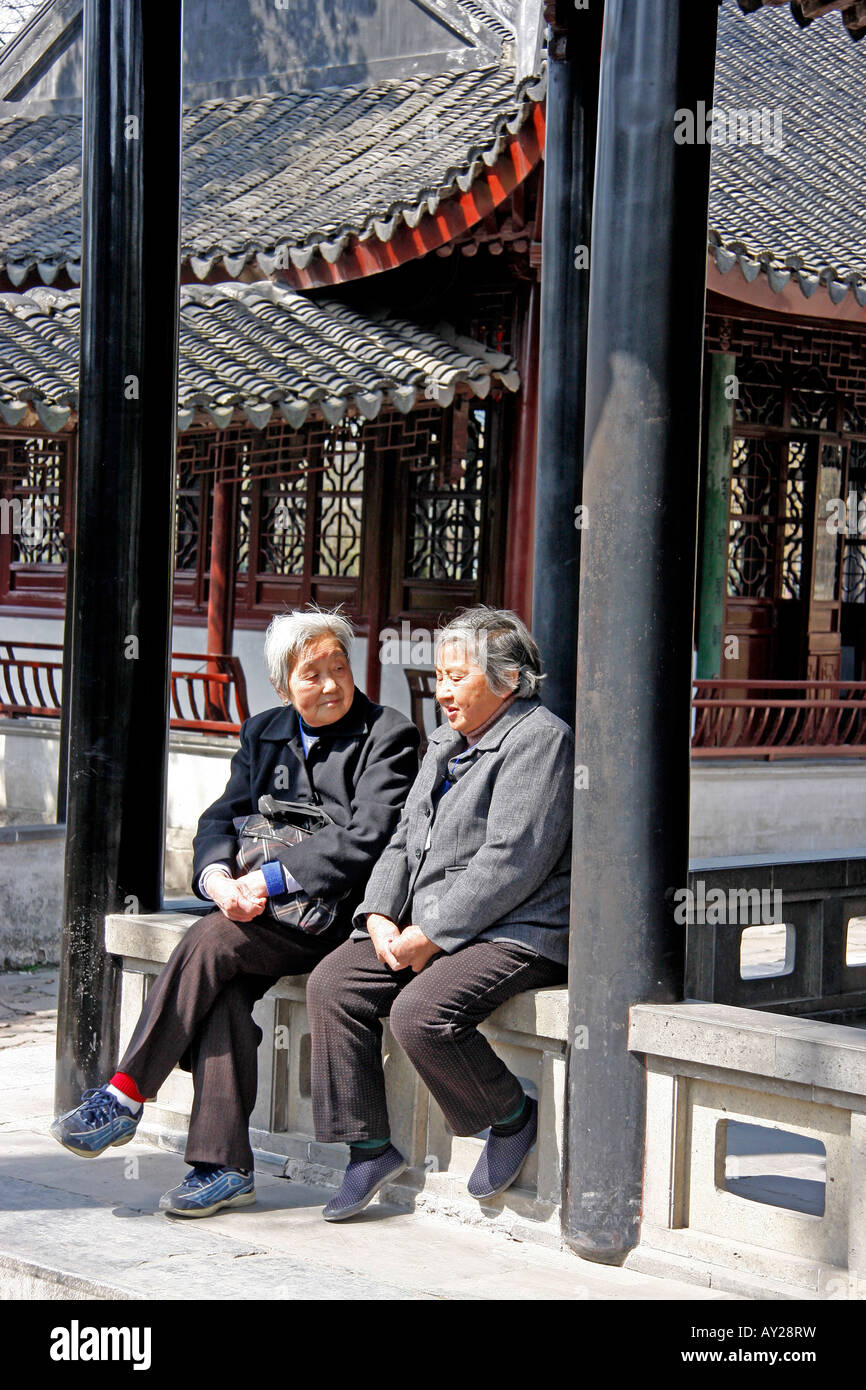 Zwei ältere chinesische Frauen reden in Humble Administratoren Garten in Suzhou, Provinz Jiangsu China Stockfoto