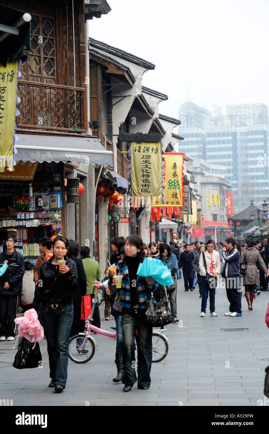 Chinesische Frauen Einkaufen in Hangzhou mit Getränken. Stockfoto