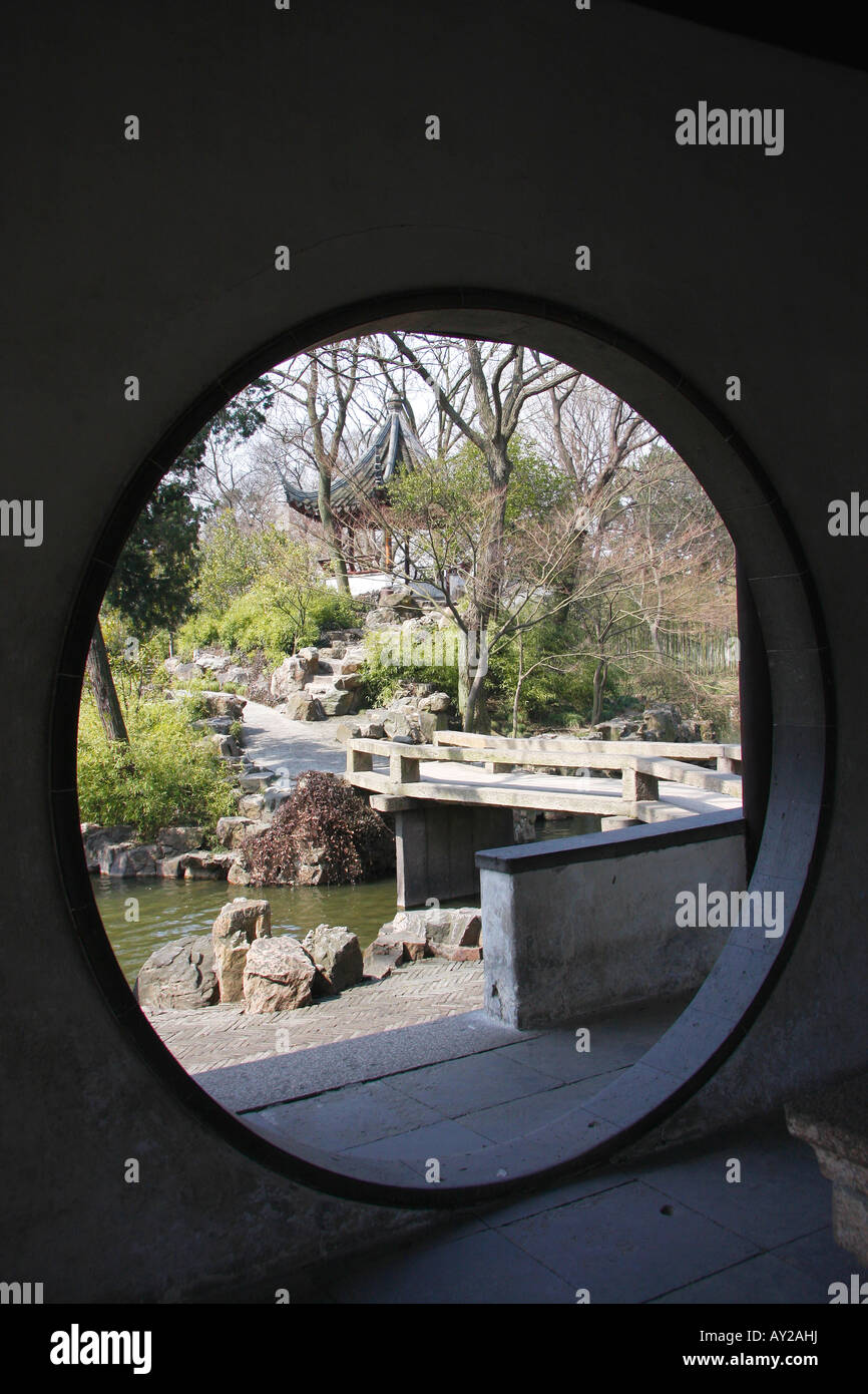 Ansicht eines Teils der Humble Administratoren Garten durch eine "Mond-Tor. Suzhou, China. Stockfoto