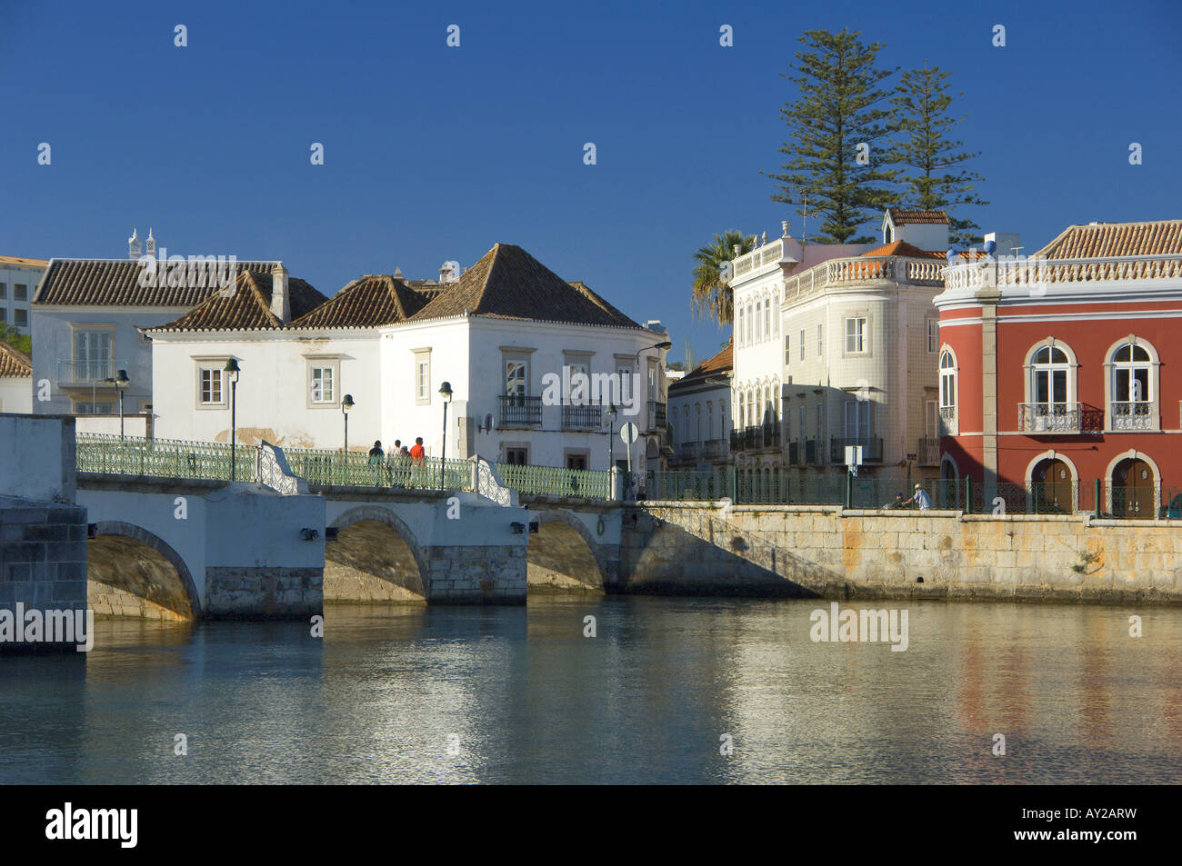 Portugal Algarve Tavira die mittelalterliche Brücke über den Fluss Gilao Stockfoto