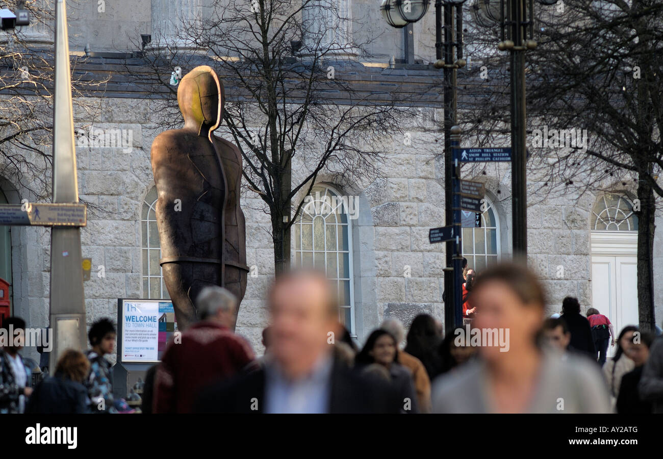 Anthony Gormley s umstrittene Statue Iron Man steht am unteren Ende des Victoria Square in der Nähe von gebunden Street in Birmingham Ci Stockfoto