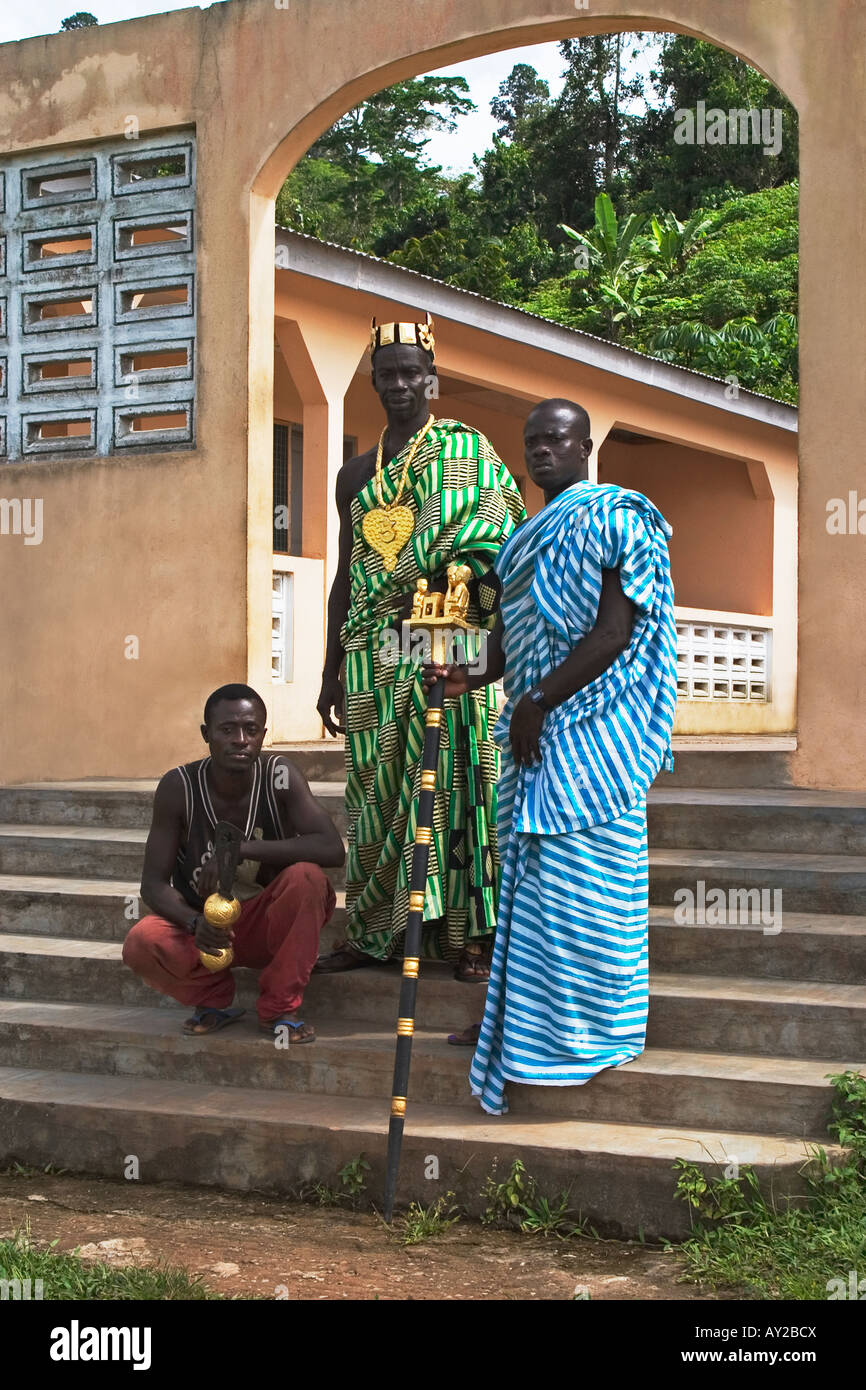 Dorfvorsteher außerhalb seines Palastes mit seinen Linguist hält Goldstab Büro-und seine Schwertträger, westlichen Ghana Stockfoto