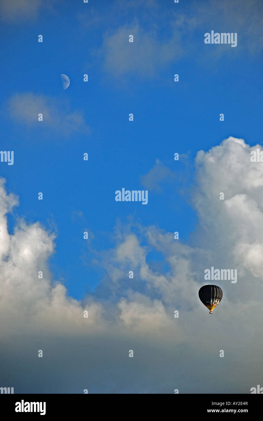 Mondschein-Heißluftballon Stockfoto