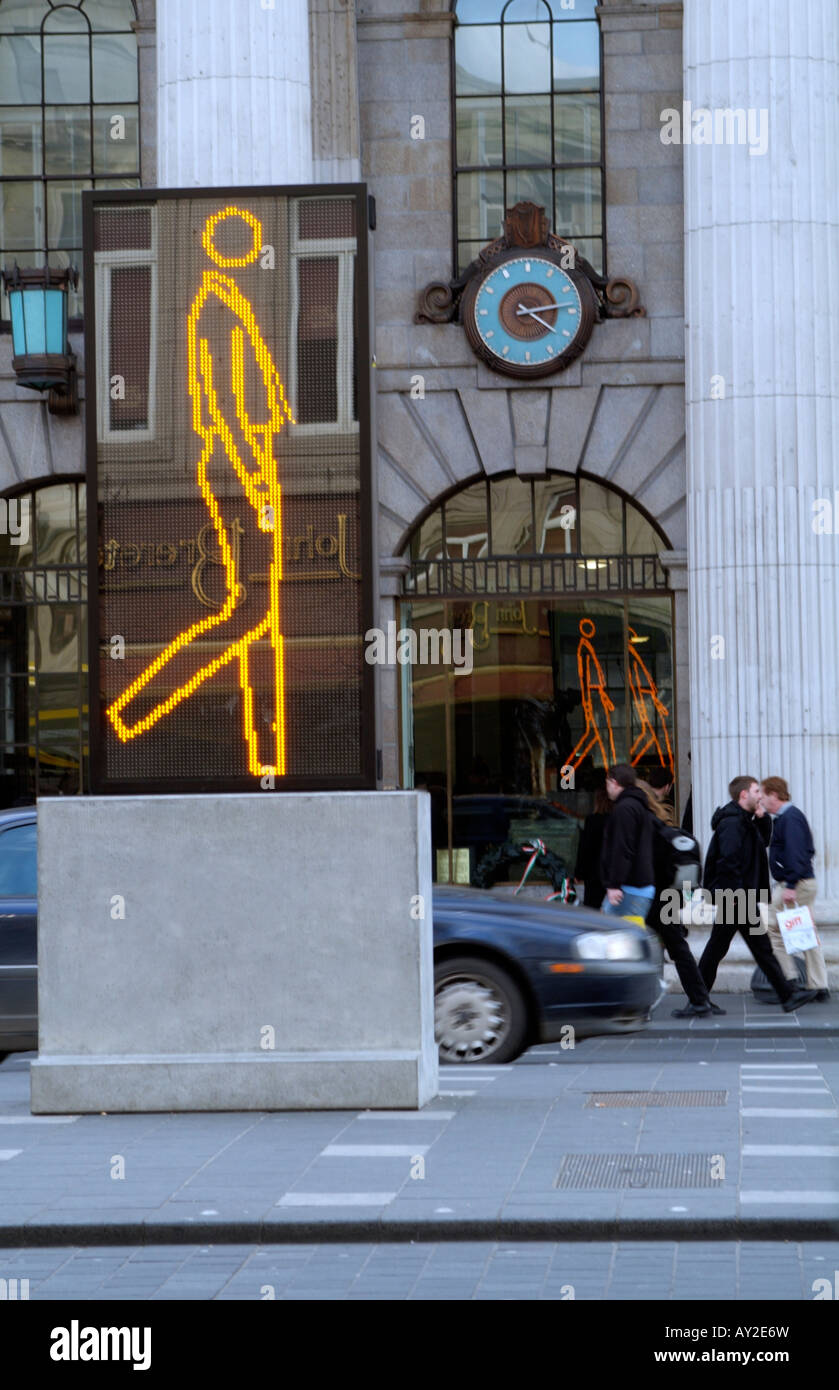 Walking Man LED Doppel doppelseitigen Bildern Monolith des britischen Künstlers Julian Opie außen Dublin GPO Gebäude Irland Stockfoto