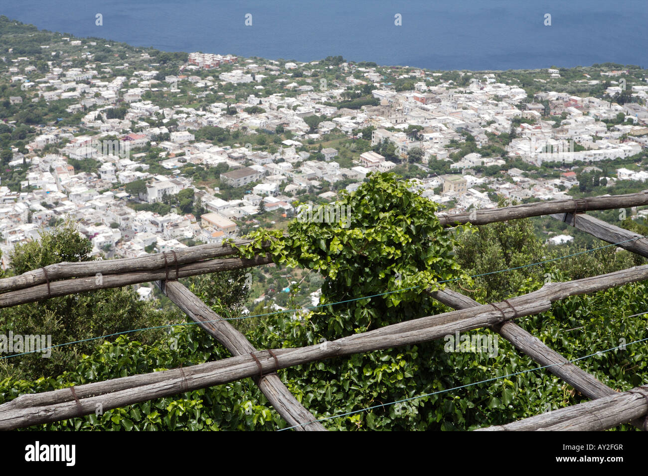 Einen erhöhten Blick auf die Capri auf der Insel Capri im Golf von Neapel in Italien genommen von der Seilbahn entfernt Stockfoto