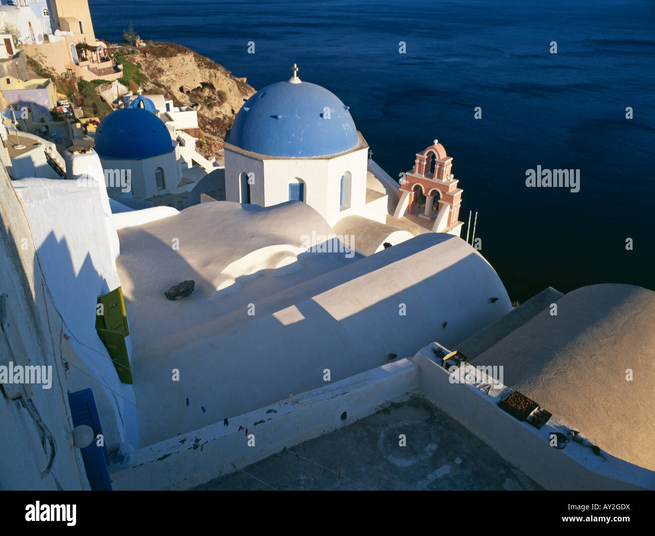 Die blauen Kuppelkirchen Oia Santorini griechische Inseln Stockfoto