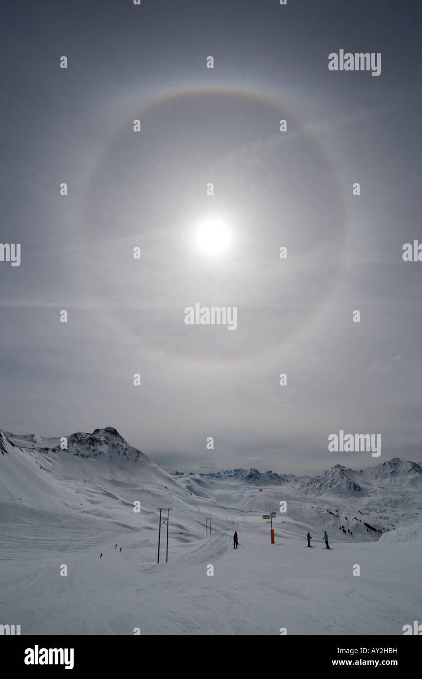 Solar Halo über Skifahrer in den französischen Alpen Stockfoto