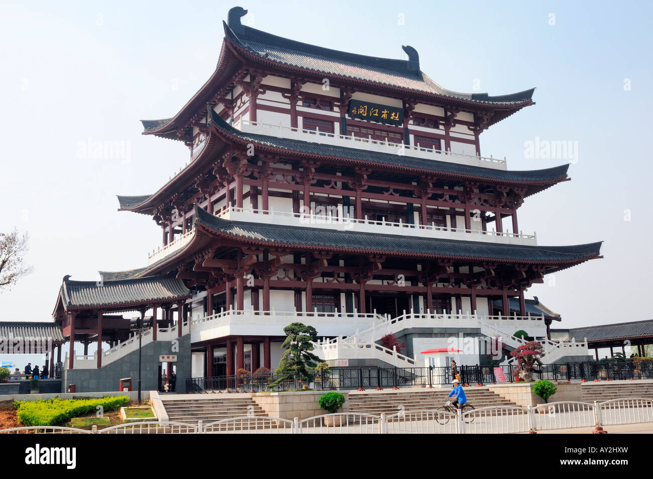 DuFu Jiangge im chinesischen Stil Pavillon. Chinesisch (traditionell) Gebäude am Ufer des Flusses Xiangjiang, Changsha, Hunan, China. Stockfoto