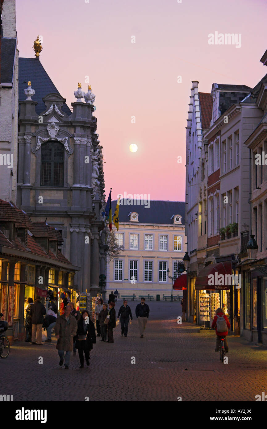 Abend in Breidelstraat Brugge Belgien Stockfoto
