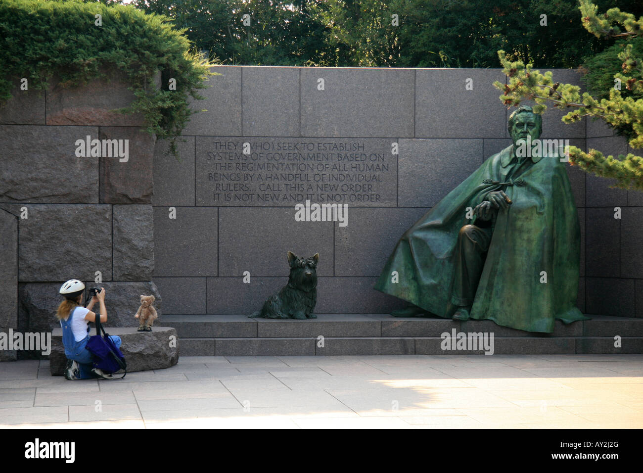 Ein Tourist fotografiert den Teddy vor Skulptur der "Teddy" Roosevelt an der Franklin D Roosevelt Memorial, Washington DC. Stockfoto