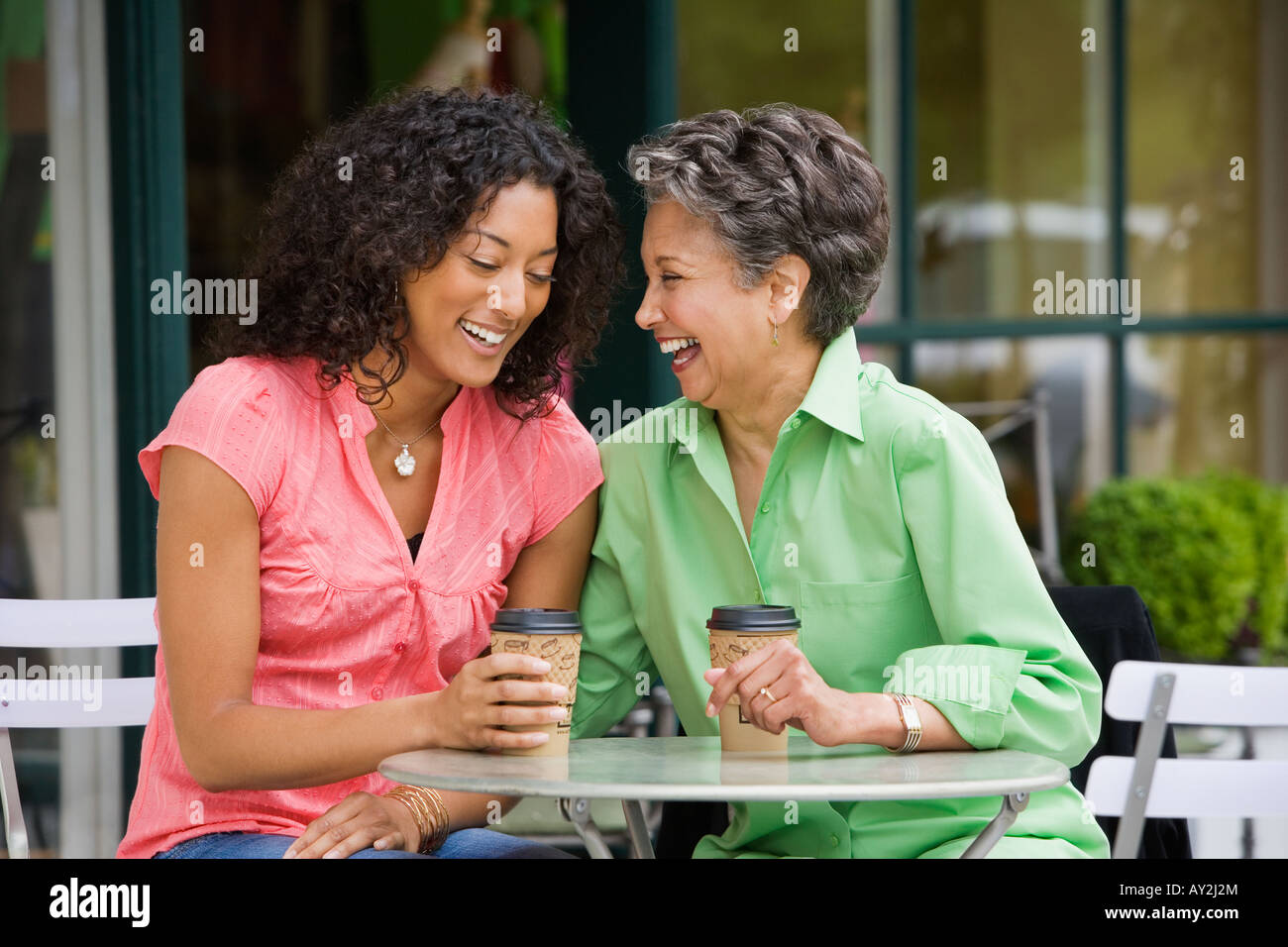 African American Mutter und Erwachsene Tochter lachen Stockfoto
