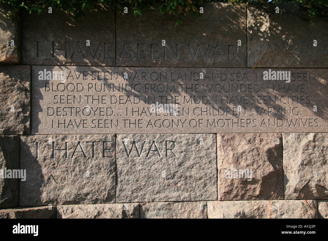 Nahaufnahme einer gravierten Mauer an der Franklin Delano Roosevelt Memorial, Washington DC mit einem berühmten Zitat FDR. Stockfoto