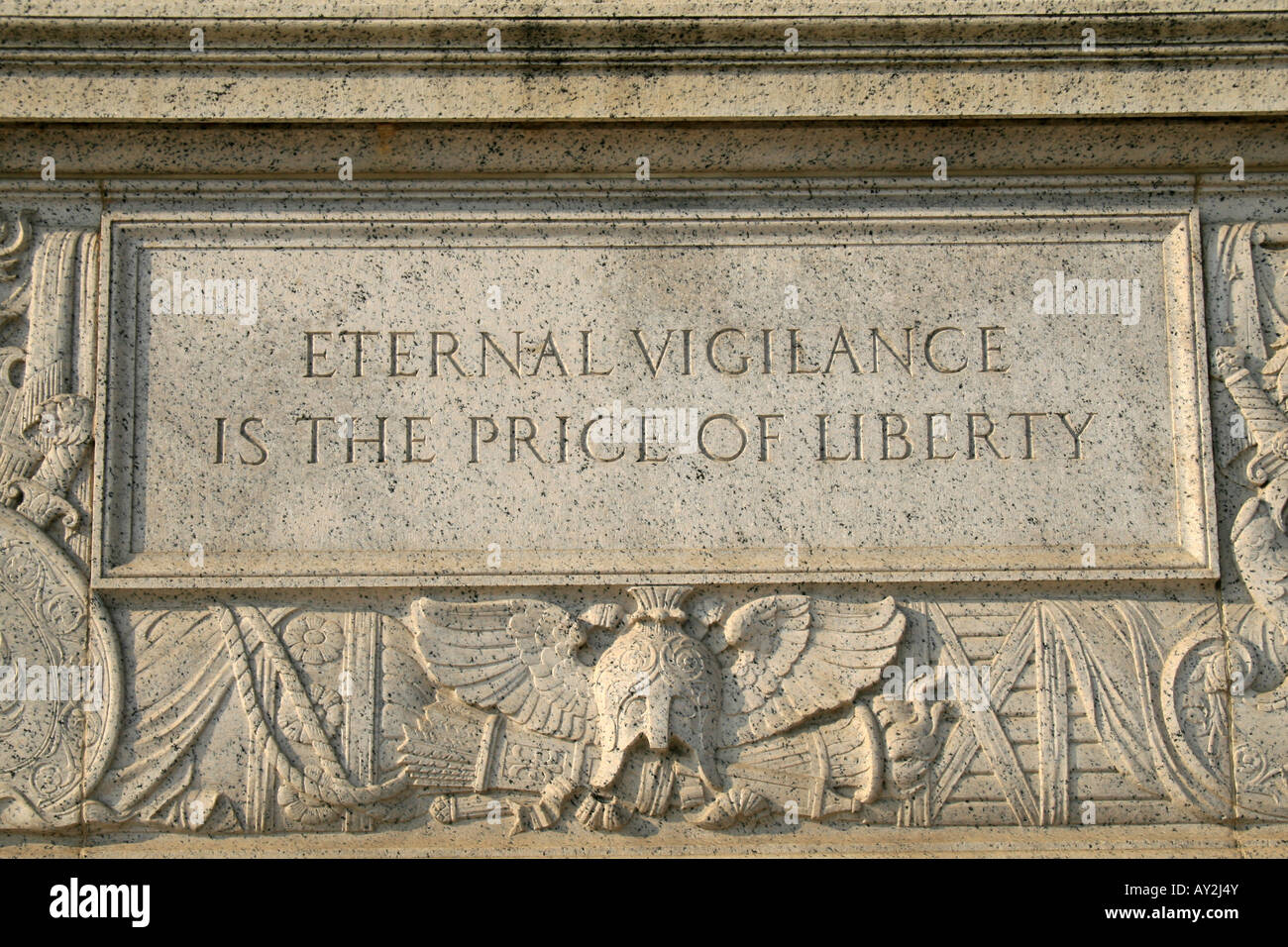 "Ewige Wachsamkeit ist der Preis der Freiheit": Gravur auf der National Archives Gebäude Washington DC. Stockfoto