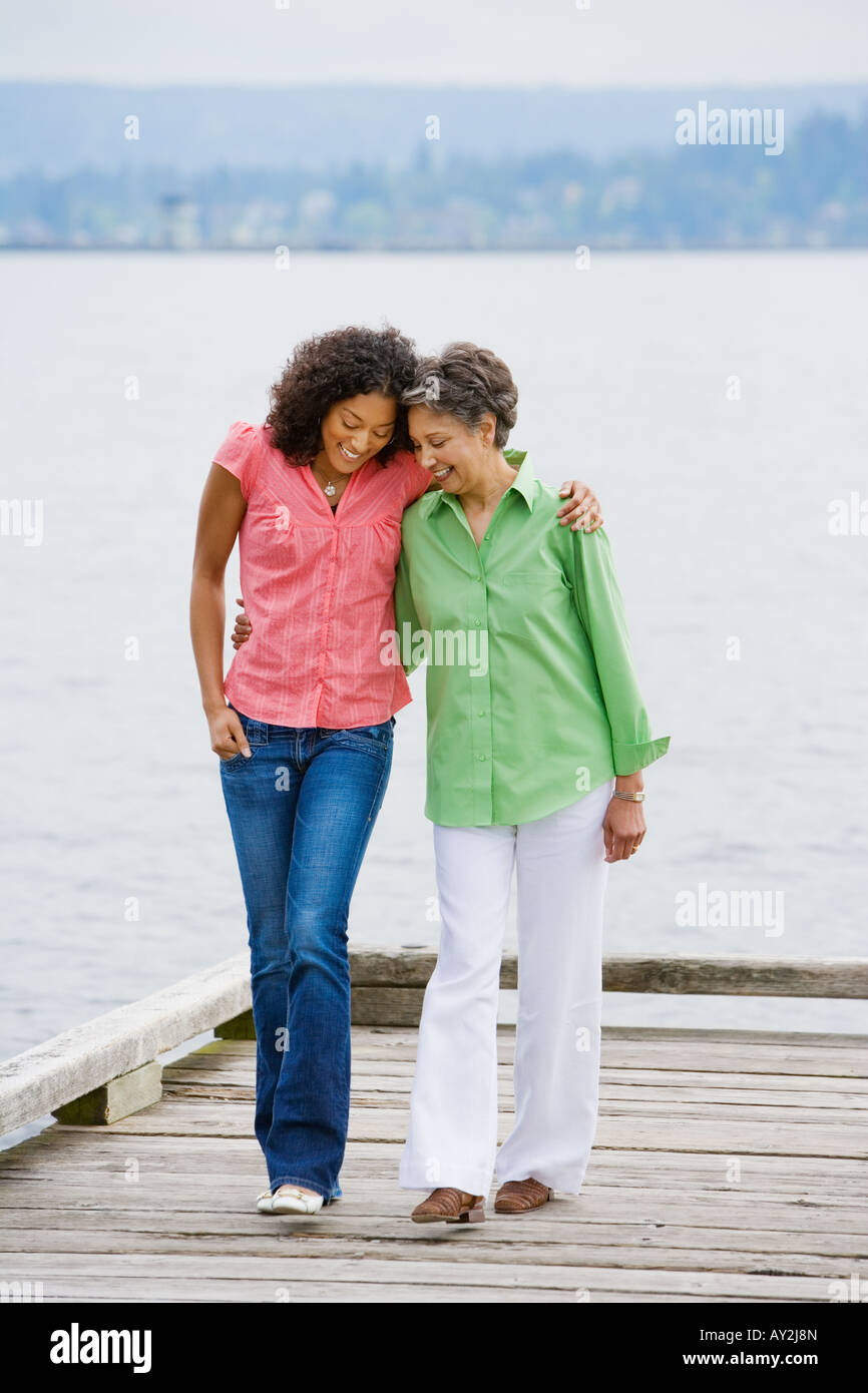 African American Mutter und Erwachsene Tochter, die zu Fuß am pier Stockfoto