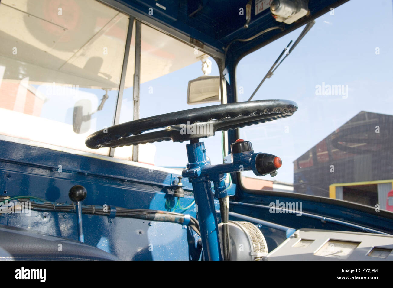 Das Lenkrad und die Bedienelemente in der Fahrerkabine des alten Bus Stockfoto