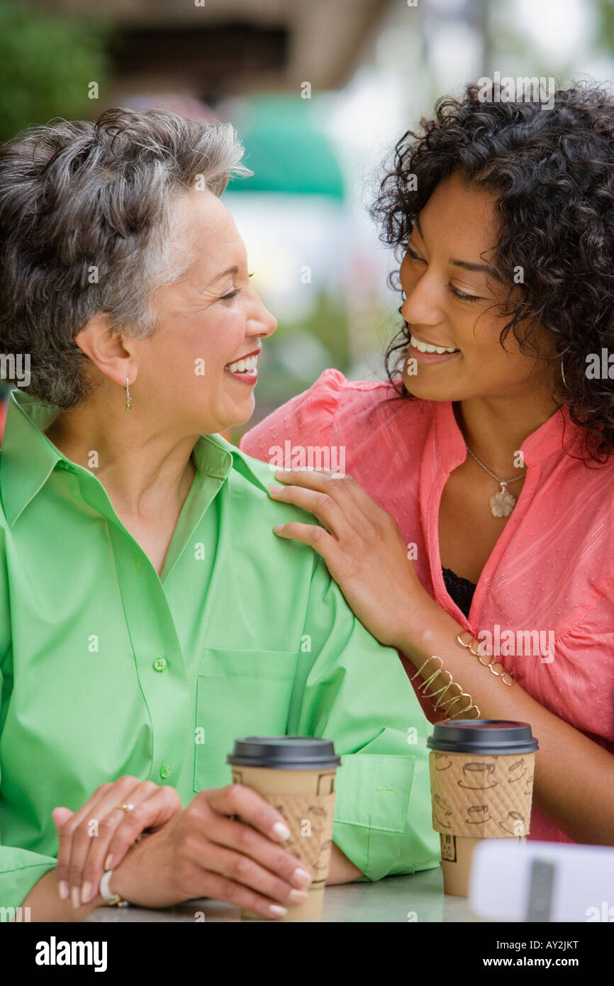 African American Mutter und Erwachsene Tochter Lächeln einander an Stockfoto
