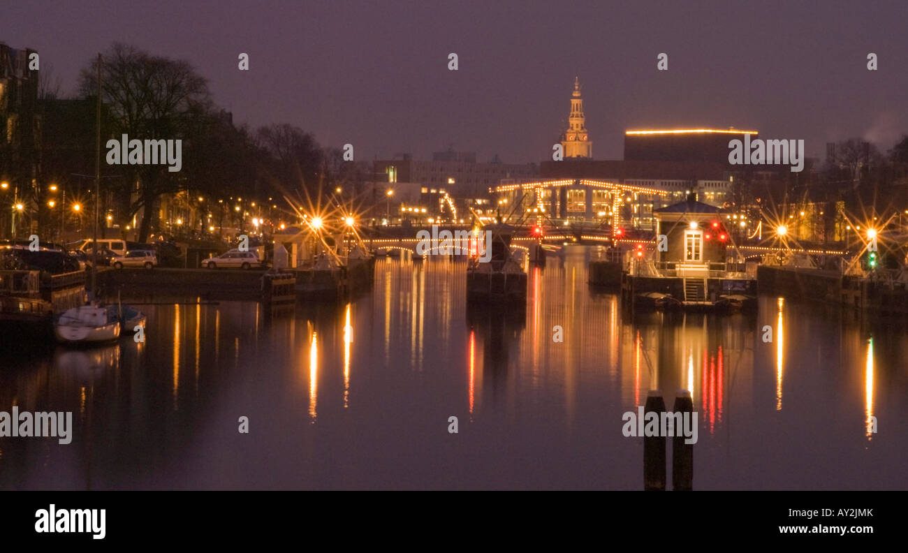 Nachtansicht des Flusses Amstel in Amsterdam Stockfoto