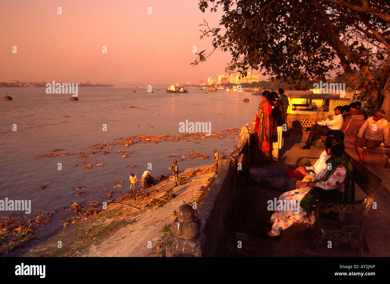 West Bengal Kalkutta in Indien Menschen sammeln von Hooghly River bei Sonnenuntergang Stockfoto