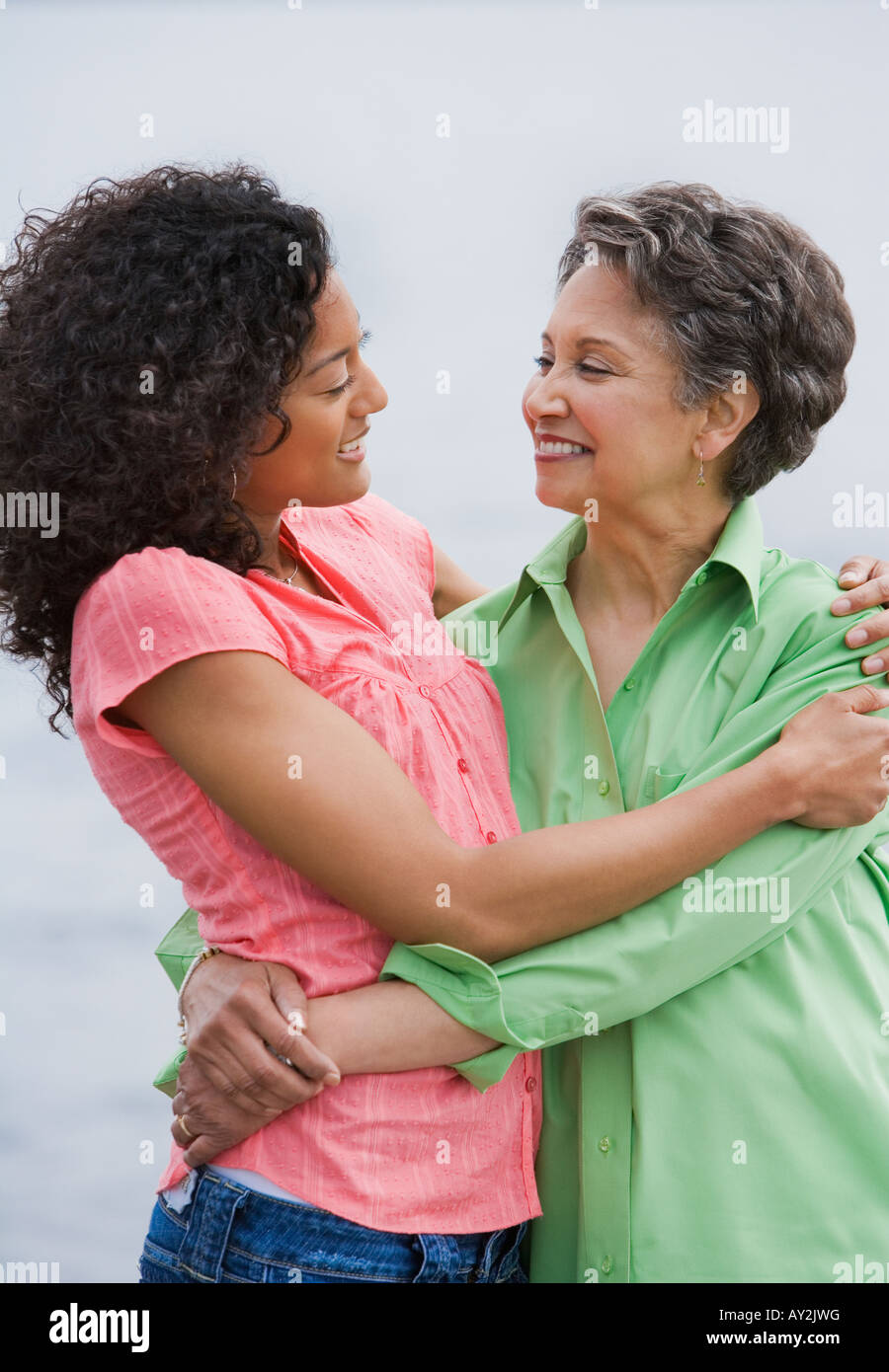 African American Mutter und Erwachsene Tochter umarmt Stockfoto