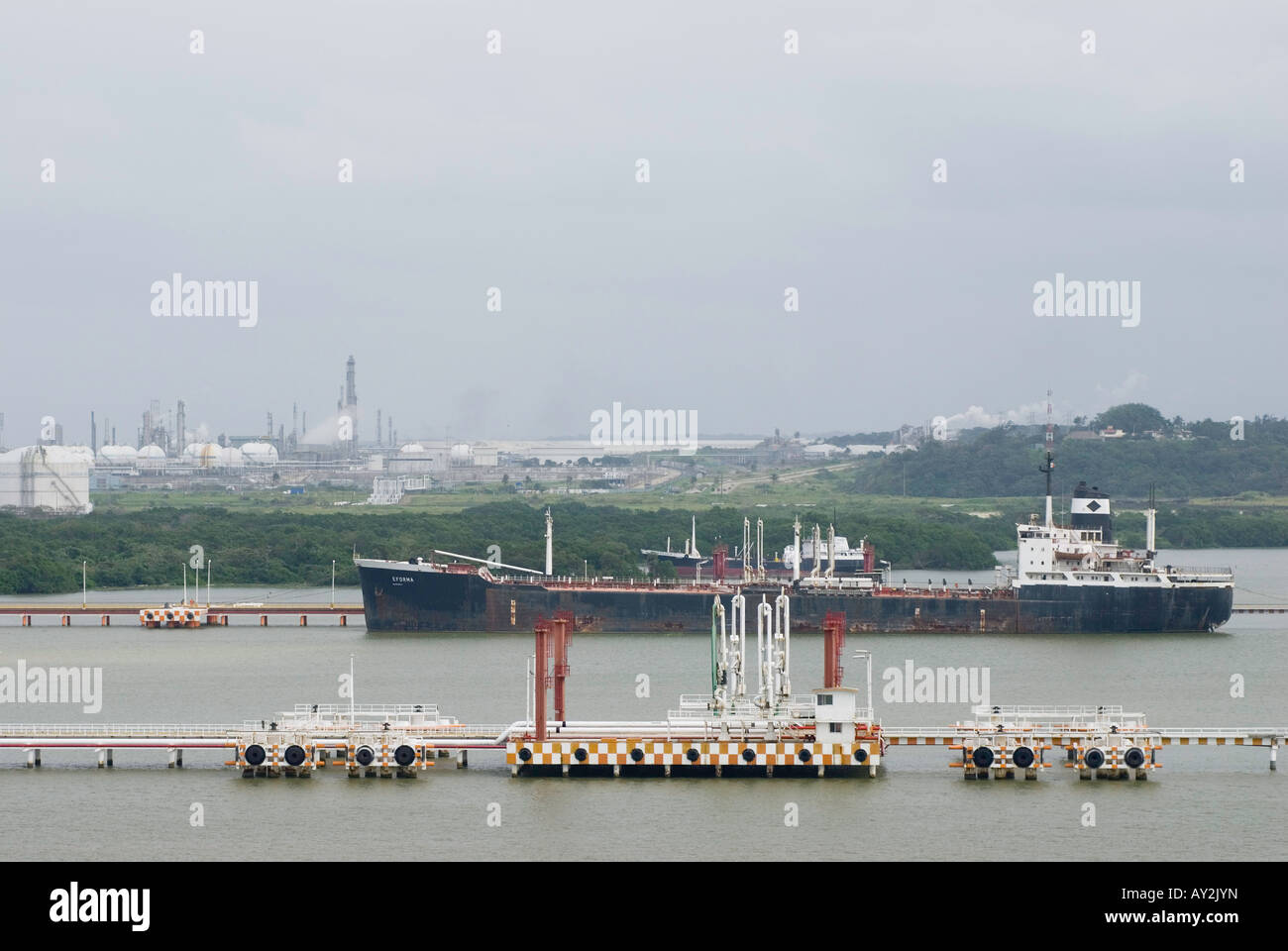 Tankerverkehr in den Hafenanlagen für die PEMEX Pajaritos komplexe richtet sich aus einem Kontrollturm Stockfoto