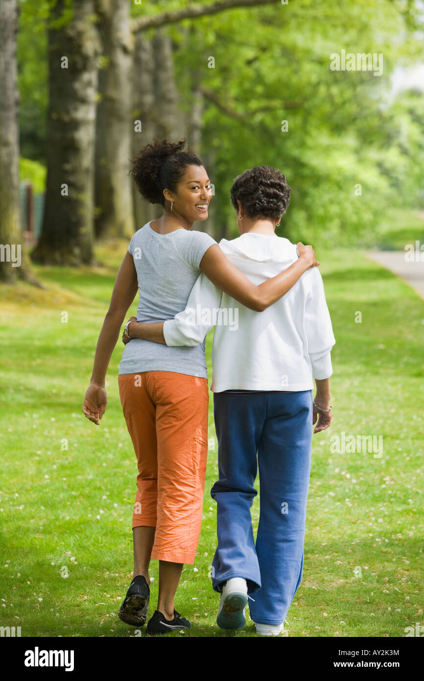African American Mutter und Erwachsene Tochter umarmt Stockfoto